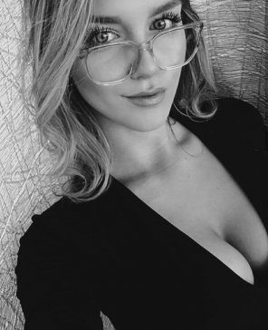 zdjęcie amatorskie Glasses and cleavage