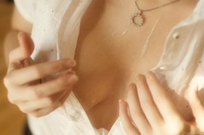 amateurfoto Cum in her cleavage