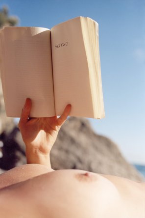 foto amadora Reading at the beach