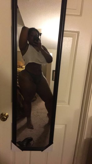 foto amateur Mirror pic and thick in the best way