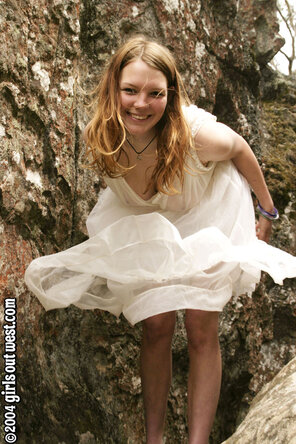 foto amateur Hanna klär av sig emot ett berg (40)
