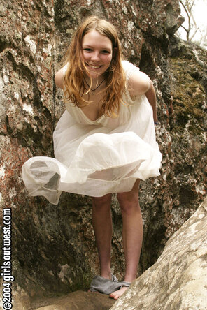 photo amateur Hanna klär av sig emot ett berg (41)