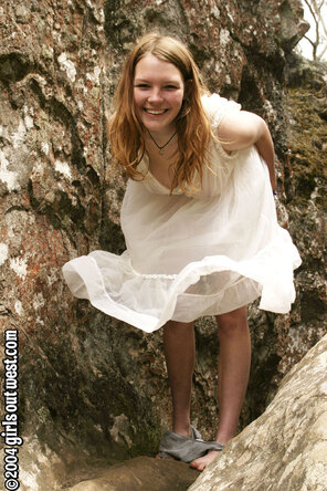 foto amateur Hanna klär av sig emot ett berg (42)