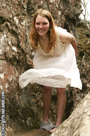 zdjęcie amatorskie Hanna klär av sig emot ett berg (43)