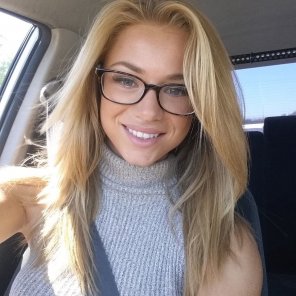 zdjęcie amatorskie Sexy blonde in spectacles