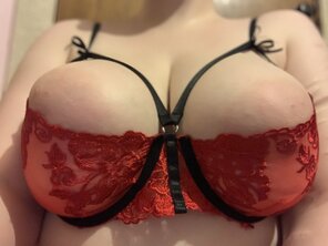 photo amateur It's a miracle they stayed in this bra as long as they did