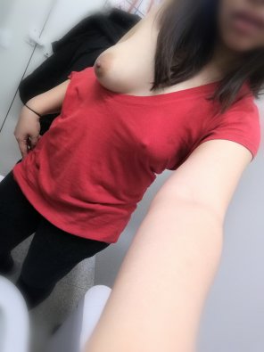 amateurfoto One of the photos at the airport. I definitely need a travel buddy next time to fuck with. I easily get bored waiting in between flights. [F]