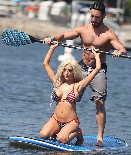 53b72634a8295_courtney7