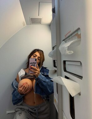 zdjęcie amatorskie Showing off on the plane