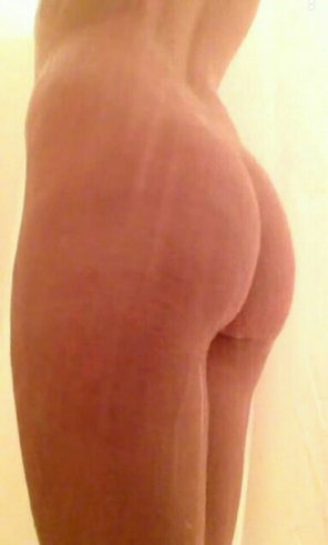 My girlfriend's ass in the shower
