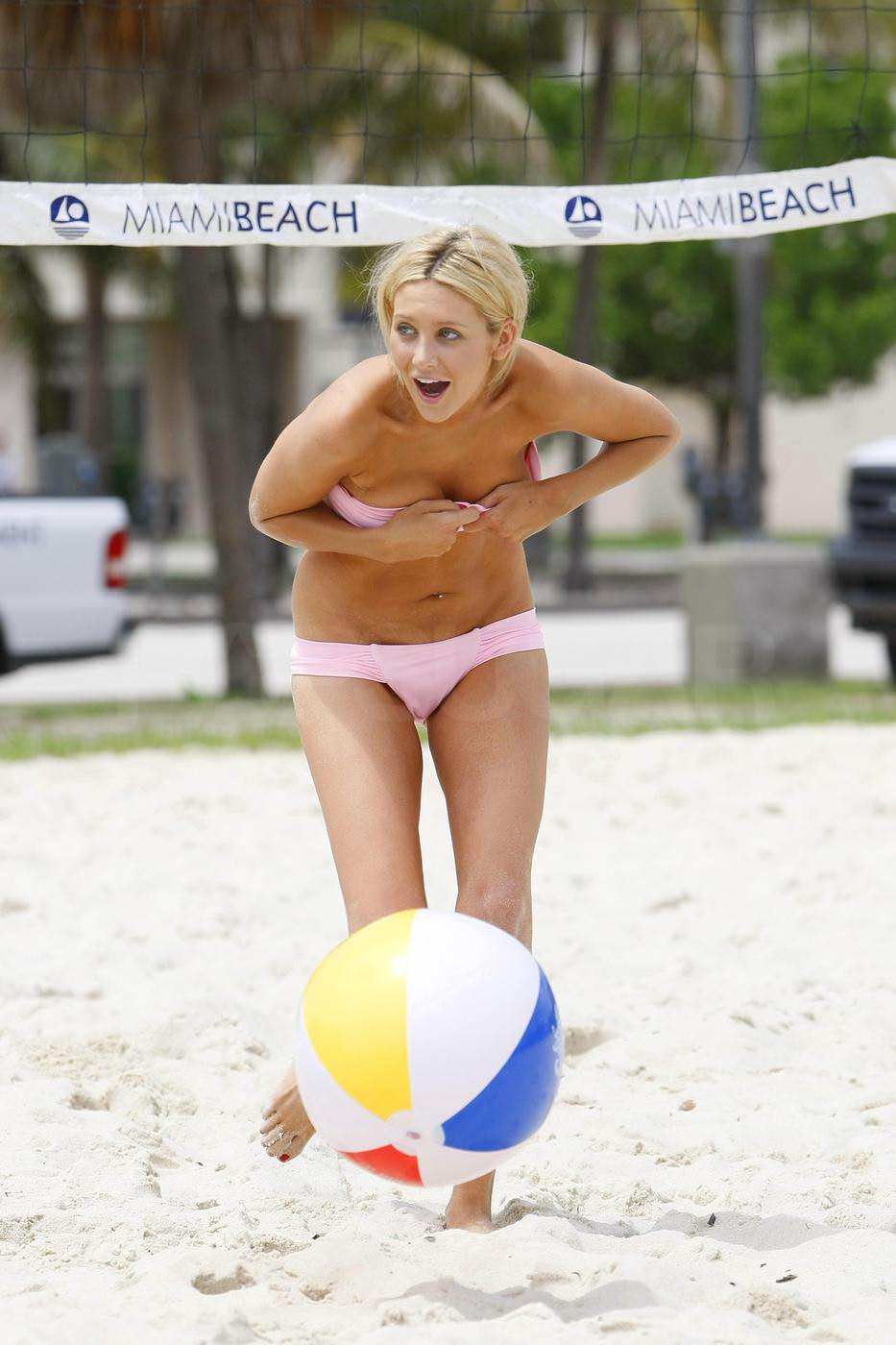 Beach Ball Babe Porn Pic - EPORNER