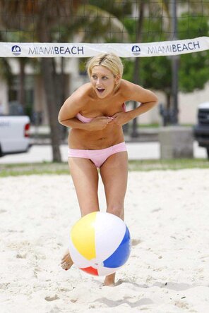 photo amateur Beach Ball Babe