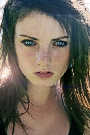 photo amateur Blue eyes and freckles
