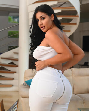 foto amadora Big Latina Ass in white Jeans