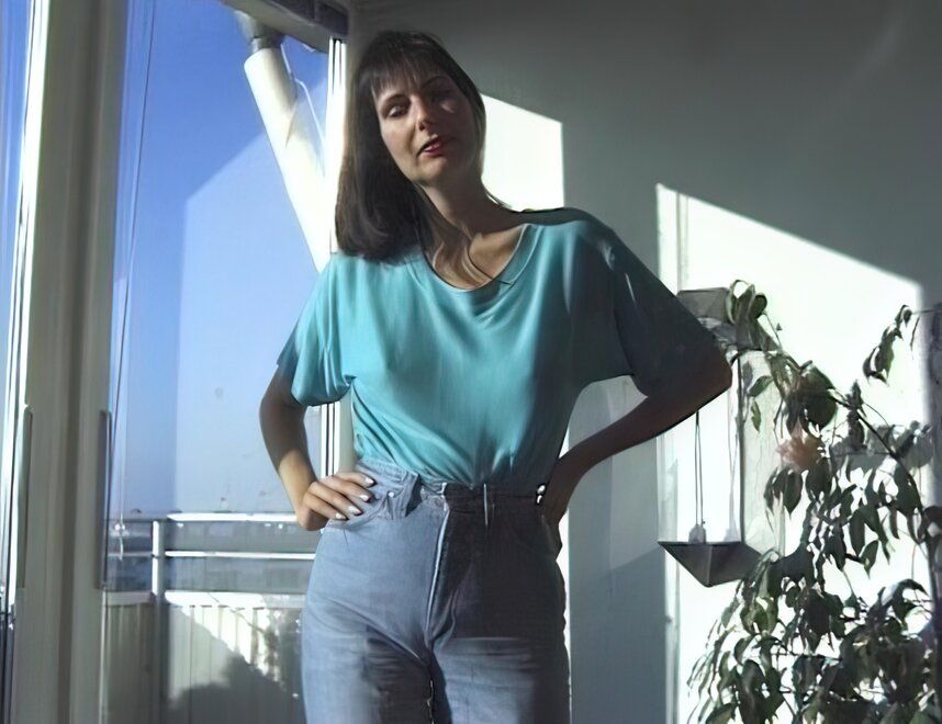 Amateur porn actress Gabrielle Hannah in sexy jeans strips on a sunny day (1)