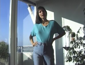 zdjęcie amatorskie Amateur porn actress Gabrielle Hannah in sexy jeans strips on a sunny day (2)