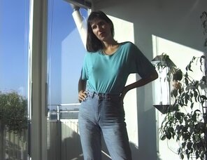 アマチュア写真 Amateur porn actress Gabrielle Hannah in sexy jeans strips on a sunny day (3)