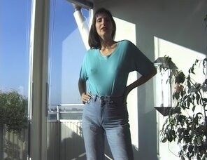 amateurfoto Amateur porn actress Gabrielle Hannah in sexy jeans strips on a sunny day (4)