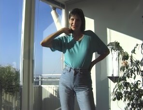 アマチュア写真 Amateur porn actress Gabrielle Hannah in sexy jeans strips on a sunny day (6)