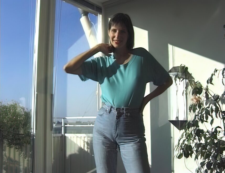 Amateur porn actress Gabrielle Hannah in sexy jeans strips on a sunny day (6)