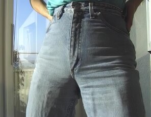 foto amadora Amateur porn actress Gabrielle Hannah in sexy jeans strips on a sunny day (10)