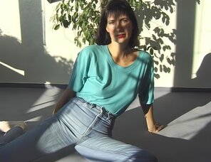 アマチュア写真 Amateur porn actress Gabrielle Hannah in sexy jeans strips on a sunny day (13)