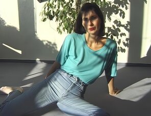 photo amateur Amateur porn actress Gabrielle Hannah in sexy jeans strips on a sunny day (14)