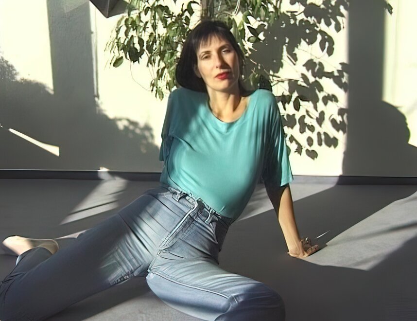 Amateur porn actress Gabrielle Hannah in sexy jeans strips on a sunny day (17)