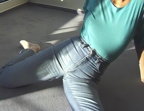 アマチュア写真 Amateur porn actress Gabrielle Hannah in sexy jeans strips on a sunny day (18)