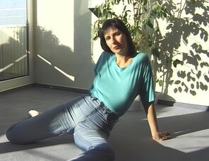 アマチュア写真 Amateur porn actress Gabrielle Hannah in sexy jeans strips on a sunny day (21)