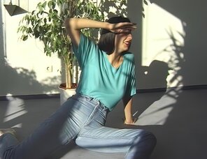 foto amateur Amateur porn actress Gabrielle Hannah in sexy jeans strips on a sunny day (22)