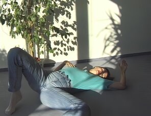 アマチュア写真 Amateur porn actress Gabrielle Hannah in sexy jeans strips on a sunny day (23)