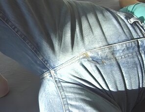 amateur-Foto Amateur milf Gabrielle Hannah strips out of her jeans on a sunny afternoon