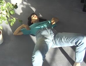 アマチュア写真 Amateur porn actress Gabrielle Hannah in sexy jeans strips on a sunny day (31)
