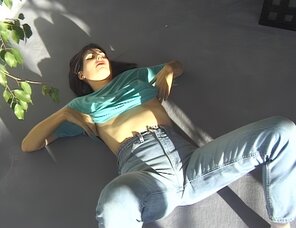 アマチュア写真 Amateur porn actress Gabrielle Hannah in sexy jeans strips on a sunny day (35)