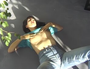 Amateur porn actress Gabrielle Hannah in sexy jeans strips on a sunny day (36)