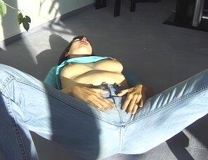アマチュア写真 Amateur porn actress Gabrielle Hannah in sexy jeans strips on a sunny day (44)