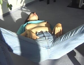 アマチュア写真 Amateur porn actress Gabrielle Hannah in sexy jeans strips on a sunny day (45)