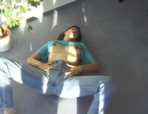 アマチュア写真 Amateur porn actress Gabrielle Hannah in sexy jeans strips on a sunny day (49)