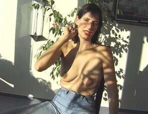 アマチュア写真 Amateur porn actress Gabrielle Hannah in sexy jeans strips on a sunny day (65)