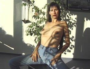 アマチュア写真 Amateur porn actress Gabrielle Hannah in sexy jeans strips on a sunny day (69)