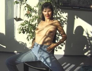 アマチュア写真 Amateur porn actress Gabrielle Hannah in sexy jeans strips on a sunny day (71)
