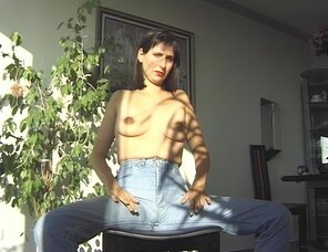 アマチュア写真 Amateur porn actress Gabrielle Hannah in sexy jeans strips on a sunny day (75)