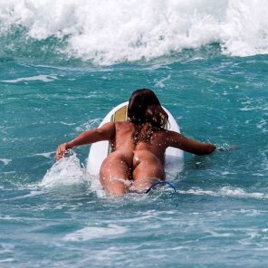 photo amateur Marisa Papen surfing nekkid.
