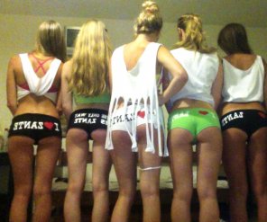 photo amateur Girls showing off their asses in hotpants