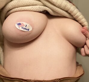 foto amatoriale Get out and vote babes...