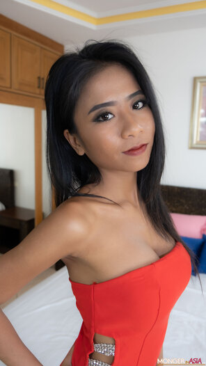 amateur photo Som_Red Dress (3)