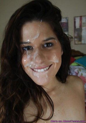 foto amateur Cute amateur is really happy with cum on her face