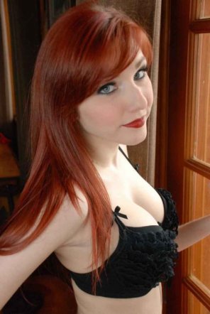 foto amateur Red hair, red lips