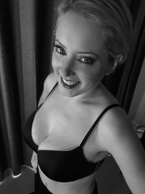 amateur pic My B&W Cleavage